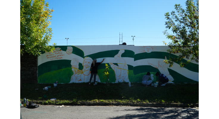 Artistas locales pintan un mural “mundialista” en la cancha del C.A.O.V