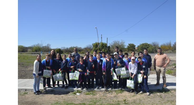 El Municipio plantó árboles con estudiantes de la localidad en la senda de Lomas de Oro verde